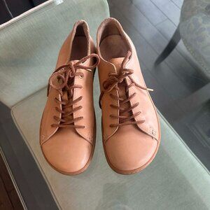 NEW BIRKENSTOCK TAN LEATHER SNEAKERS - SIZE: 9